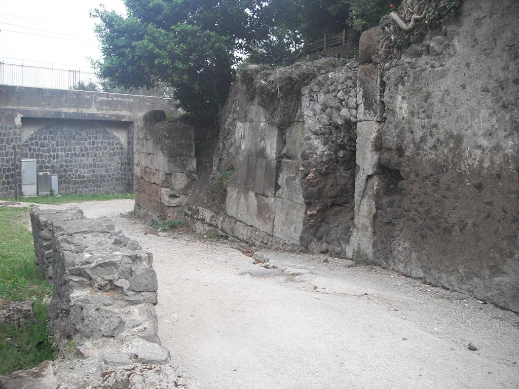 Pompeii Porta Sarno Necropolis. May 2010. Via dell’Abbondanza running through the Porta Sarno.
The road is now blocked by the railway line but would have joined the north-south auxiliary road and continued to the necropolis.
Photo courtesy of Ivo van der Graaff.