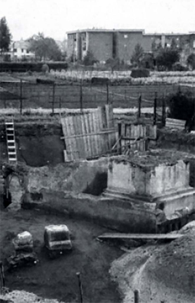 Pompeii Porta Sarno Necropolis. C.1999. Monumental tomb A.
Praetorian tombs area H is to the left with entrance to area B, funerary site with a monument of type “colonnato” behind.