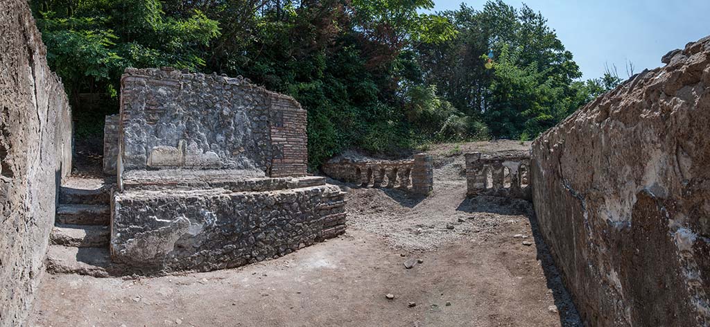 Pompeii Porta Sarno Necropolis. 2017. Tomb enclosure A, funerary site with a monument on podium.
Looking south to entrance and wall with arched openings. Photo courtesy Necropolis of Porta Sarno Research Project.