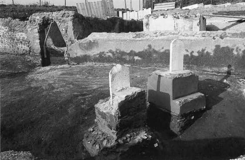 Pompeii Porta Sarno Necropolis. 1999. Praetorian tomb bases with funerary epigraphs in area H with entrance to area B behind.
A few metres southwest of the described funerary building, there are two small bases in opus incerta covered with red plaster, one of which is decorated with painted geometric motifs, on the top of which a white marble slab with an epigraph was fixed. One of them is almost completely illegible, the other one is better preserved and mentions a Lucius Mettius Martialis, a soldier from the Syrian city of Carre, who died at the age of 30 after 10 years of service as a speculator:
L. METTIVS M F POLL / MARTIALIS CARR /
SPECVL MIL AN X VIX AN XXX.
Basi tombali pretoriane con epigrafi funerarie nell'area H con ingresso all'area B alle spalle.
Pochi metri a sud-ovest dell'edificio funerario descritto sono affiancati due piccoli basamenti in opera incerta ricoperta di intonaco rosso, uno dei quali decorato con motivi geometrici suddipinti, nella sommità dei quali era infissa una lastra in marmo bianco con epigrafe. Quasi completamente illeggibile una delle due, meglio conservata l'altra che menziona un Lucius Mettius Martialis, militare originario della città siriana di Carre, morto a 30 anni dopo 10 anni di servizio come speculator:
L. METTIVS M F POLL / MARTIALIS CARR /
SPECVL MIL AN X VIX AN XXX.
See/Vedi Suburbio Orientale in Rivista di Studi Pompeiani X, 1999, p. 181, fig. 3.