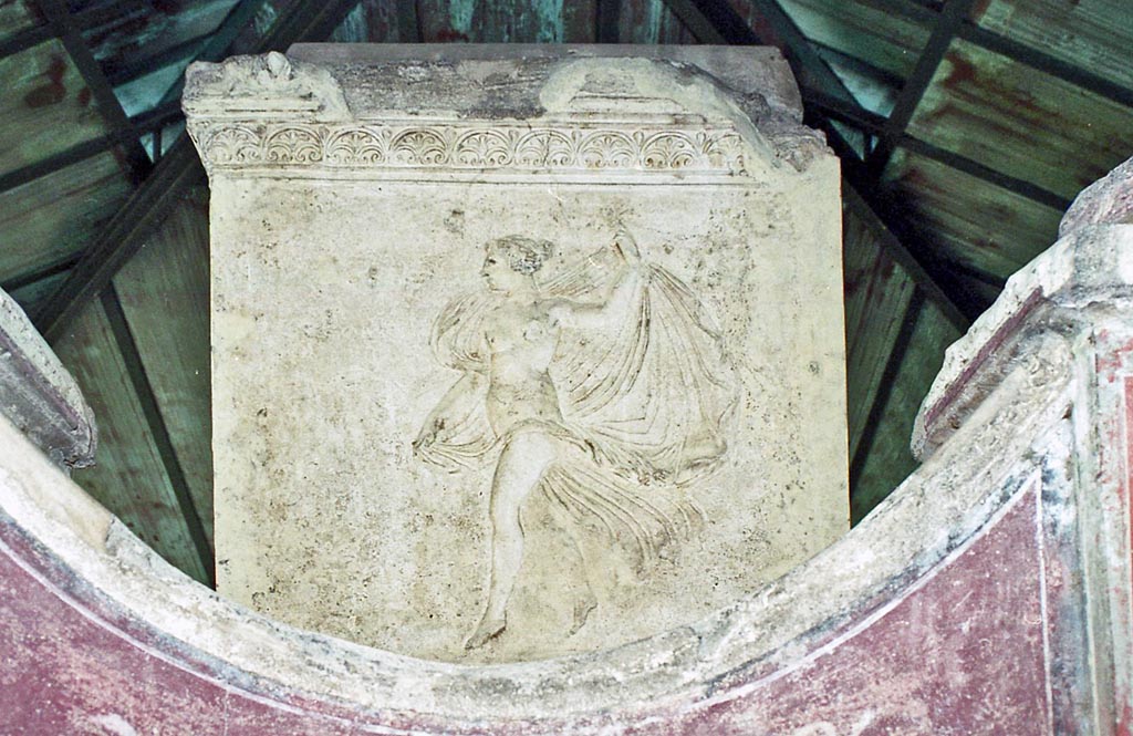 VGJ Pompeii. Pompeii. October 2001.
Detail from north side of inner tomb with carved marble figure and paintings of cupids. Photo courtesy of Peter Woods.