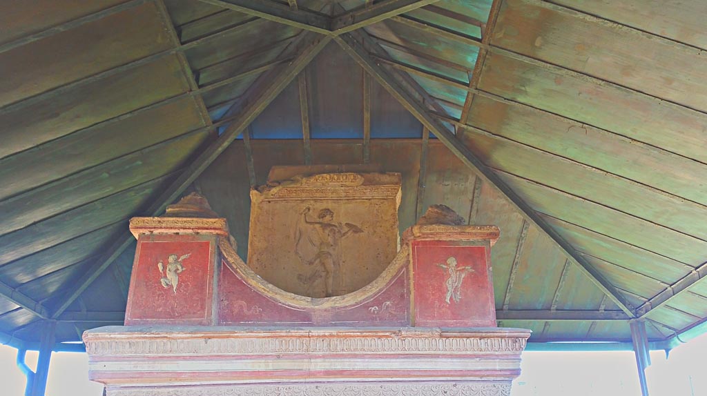 VGJ Pompeii. December 2019.
Upper south side of inner tomb with carved marble figure and paintings of cupids. Photo courtesy of Giuseppe Ciaramella