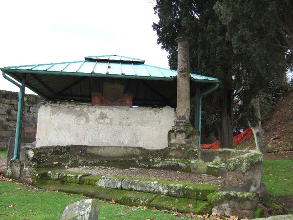 VGK Pompeii. December 2005. Tomb of Arellia Tertulla, daughter of Numerius and wife of Veius Fronto.
The schola tomb has a lion’s paw or claw at each end.
In the centre was a plinth which had two marble plaques.