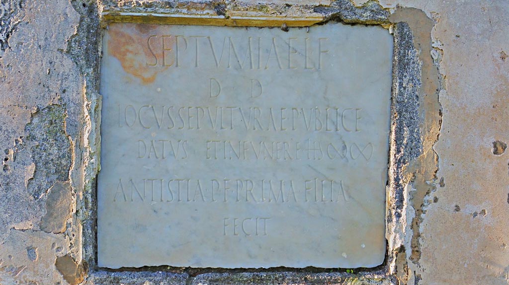 VGL Pompeii. December 2019.
Inscribed marble plaque with Latin inscription on east side of tomb of Septumia. Photo courtesy of Giuseppe Ciaramella.