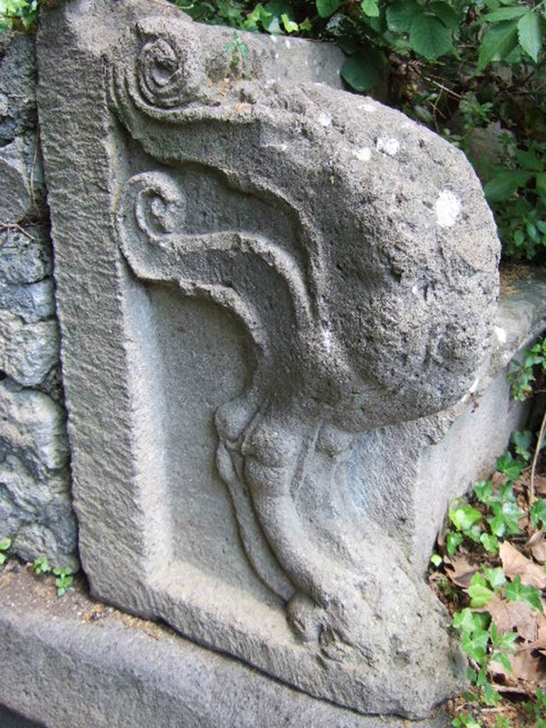 SGD Pompeii. May 2006. Schola north end with carving of paw.
