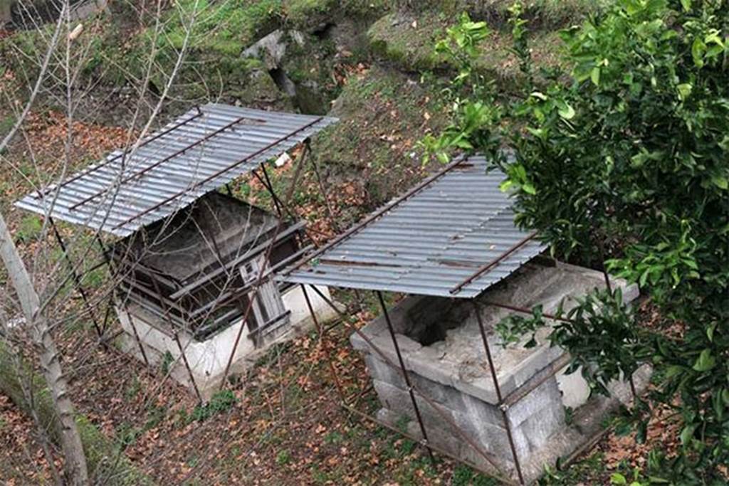 SG4 Pompeii. 2015. Tombs SG4 (left) and SG5 (right), with roofing and scaffolding.
