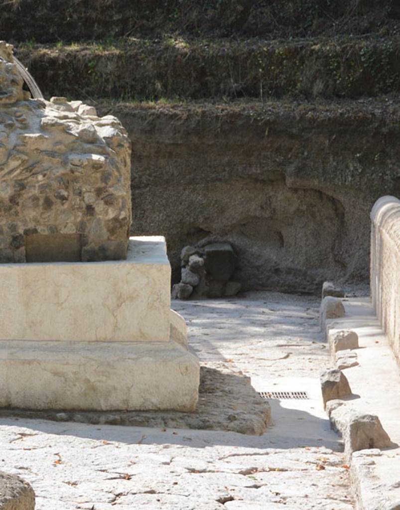 SG4 and SG5 Pompeii. 2018. Sub-square masonry structure at rear, possible third tomb?
The removal of the thick deposit layer from the road revealed an unfinished sub-square masonry structure to the south of Tomb SG4.
These pieces of evidence likely relate to a third tomb, which was unfinished following the abandonment of the site, as the tuff and lava blocks which were discovered in the immediate vicinity and appeared ready to be used in construction would indicate, along with a pile of lava and small block chips.
See http://pompeiisites.org/en/comunicati/the-tombs-of-the-necropolis-of-porta-stabia/