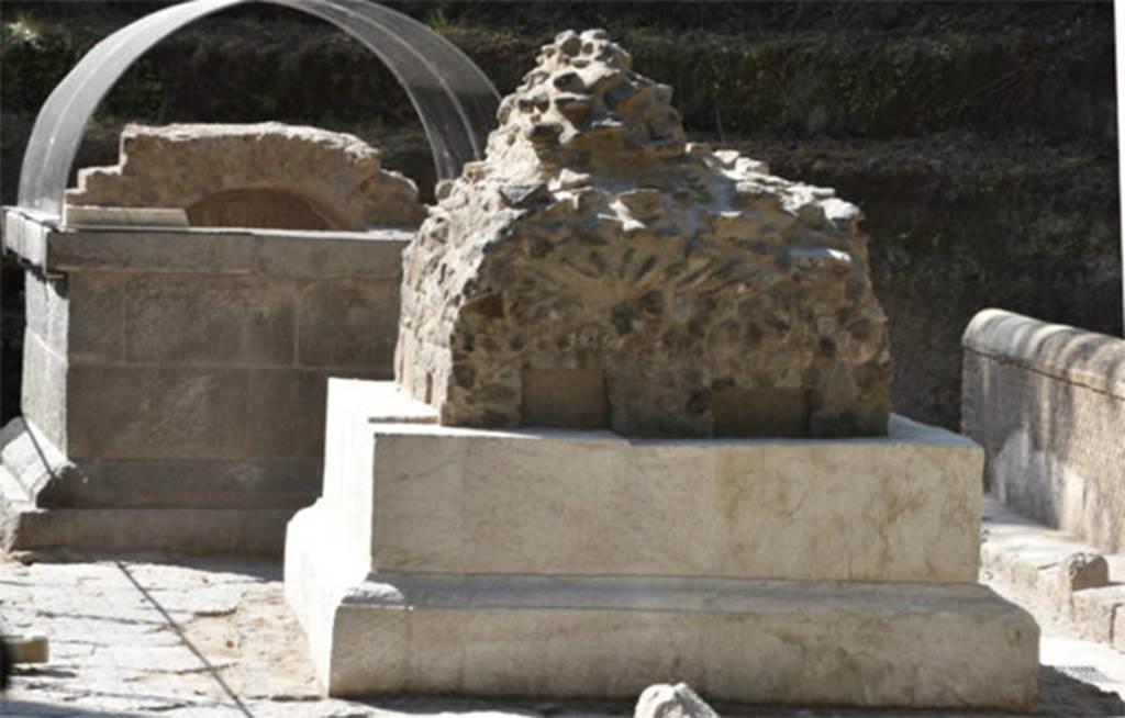 SG4 (front) and SG5 (rear) Pompeii. 2018. Sides facing north towards the Stabian Gate.
