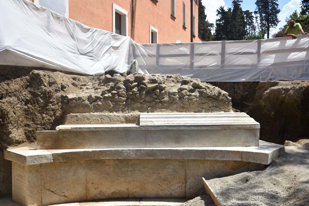 SG6 Pompeii. Curved north side with 4 metre long marble inscription above.
Photograph © Parco Archeologico di Pompei.

