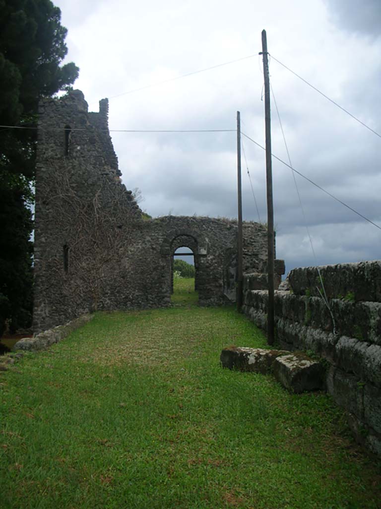 Tower X, Pompeii. May 2010.
Looking east towards west side of first floor room from wall-walk. Photo courtesy of Ivo van der Graaff.