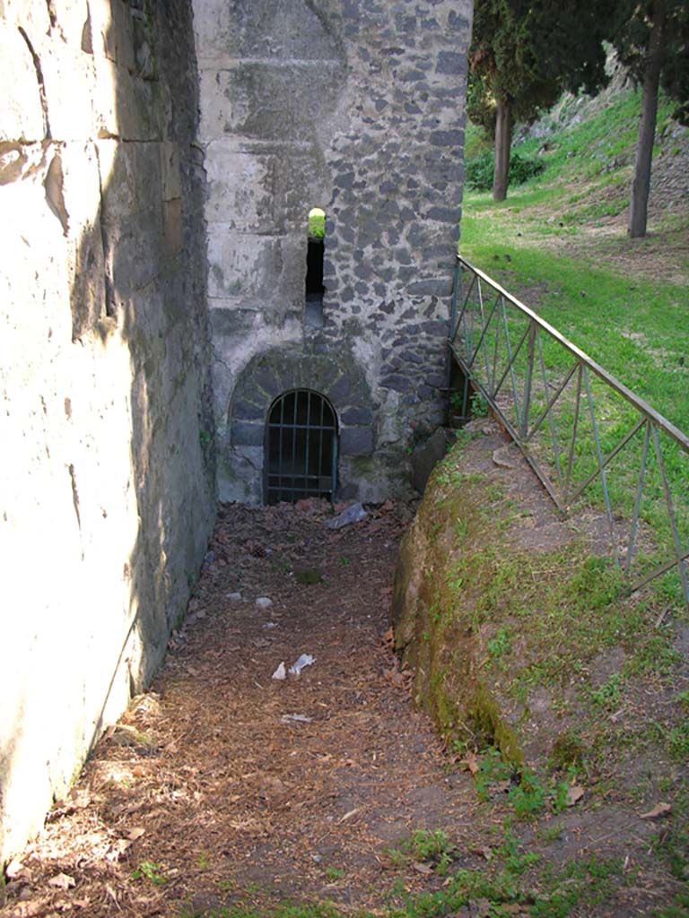 Tower X, Pompeii. May 2010.
Lower east side with arched postern doorway with arrow slit window above. Photo courtesy of Ivo van der Graaff.