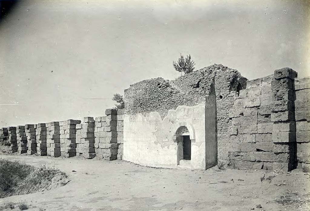 Tower X, Pompeii. 1890-1900. Tower south side and walls.
Photo courtesy of British School at Rome Digital Collections.
See http://www.bsrdigitalcollections.it/details.aspx?ID=15504&ST=SS
