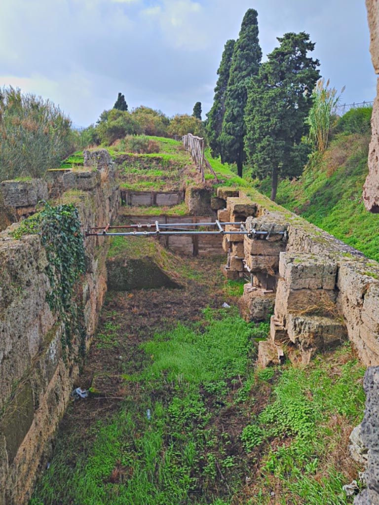 Tower XI, Pompeii. November 2023.
Looking west along walls from doorway in south-west corner of middle floor room.
Photo courtesy of Giuseppe Ciaramella.