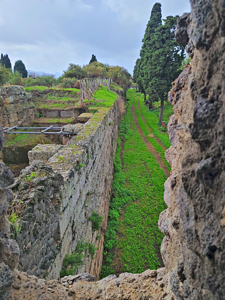 Tower XI, Pompeii. November 2023.
Looking west through window in north-west corner of middle floor room. Photo courtesy of Giuseppe Ciaramella.