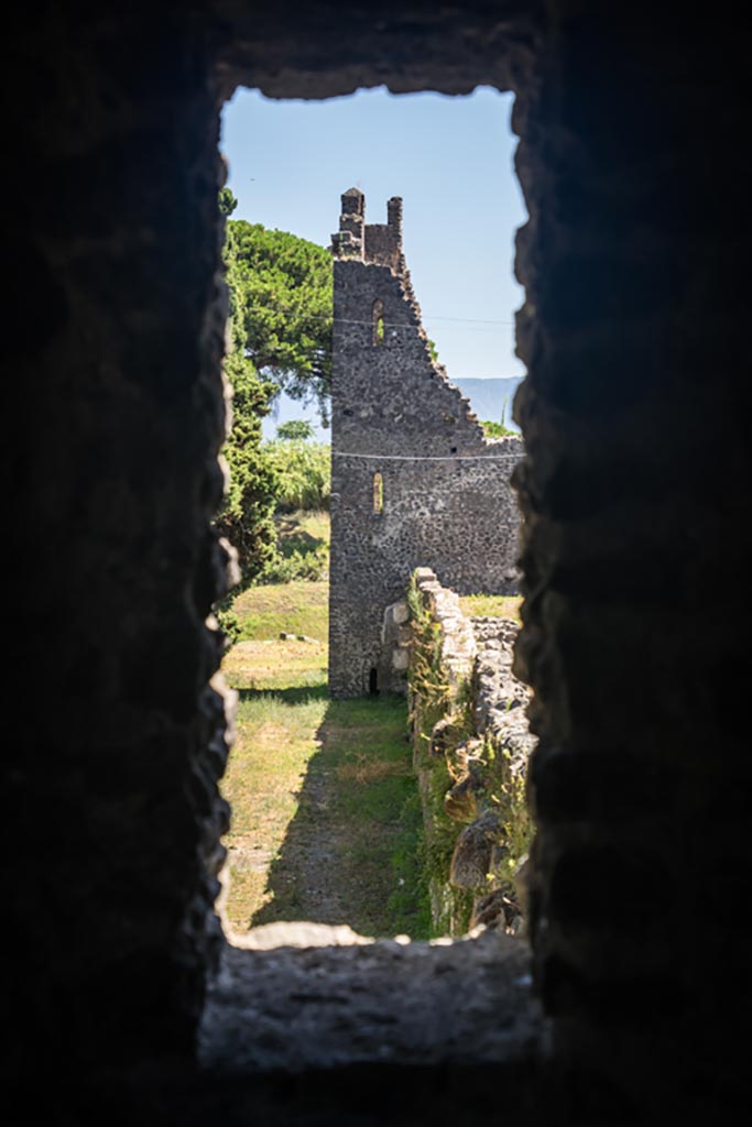 Tower XI, Pompeii. August 2023.
Looking through window in north-east corner along Walls towards Tower X. Photo courtesy of Johannes Eber.