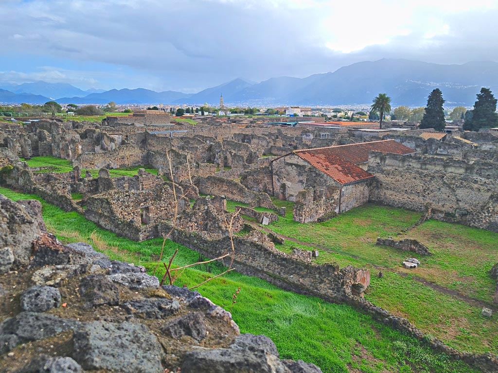 Tower XI, Pompeii. November 2023.
Looking south-east across VI.9 and VI.11, from middle floor room level. Photo courtesy of Giuseppe Ciaramella.