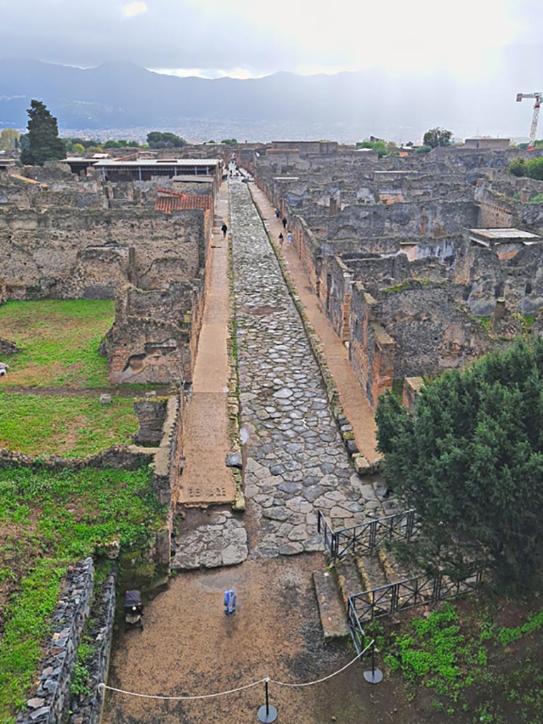 Tower XI, Pompeii. November 2023.
Looking south along Via di Mercurio from middle floor room level. Photo courtesy of Giuseppe Ciaramella.