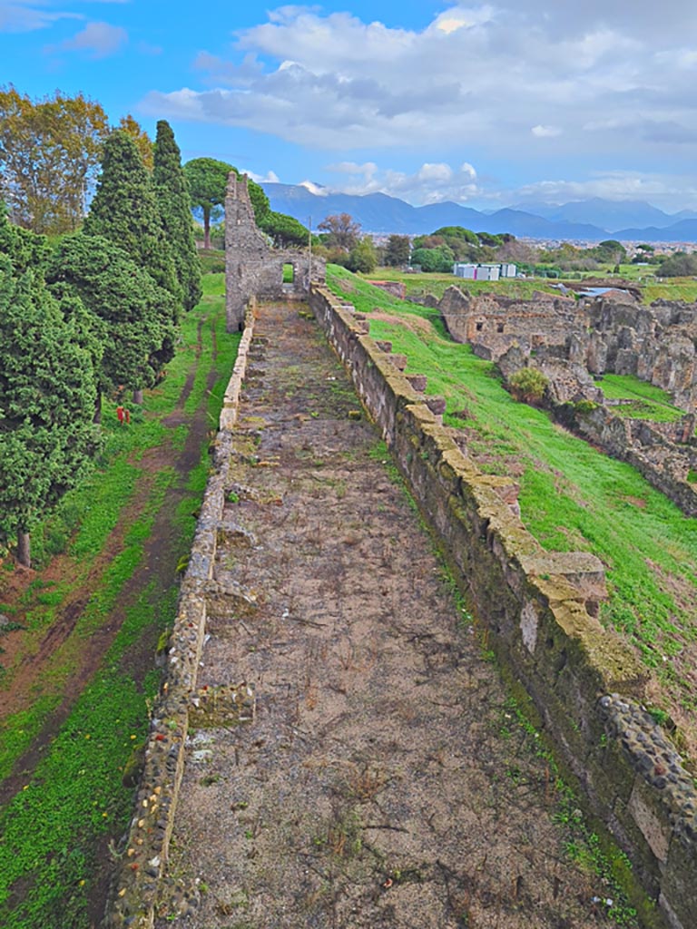 Tower XI, Pompeii. November 2023.
Looking east along top of wall towards Tower X, from upper floor level. Photo courtesy of Giuseppe Ciaramella.