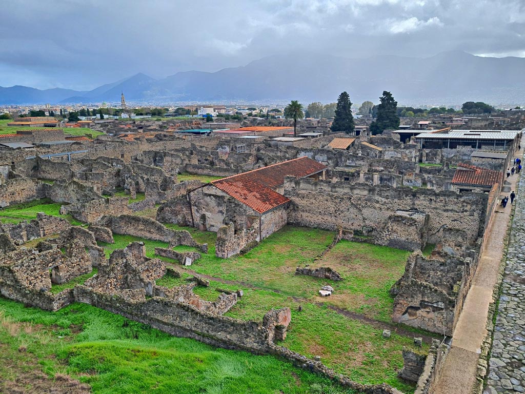 Tower XI, Pompeii. November 2023.
Looking south-east from upper floor level, across VI.9 and VI.11, with east side of Via di Mercurio, on right. Photo courtesy of Giuseppe Ciaramella.