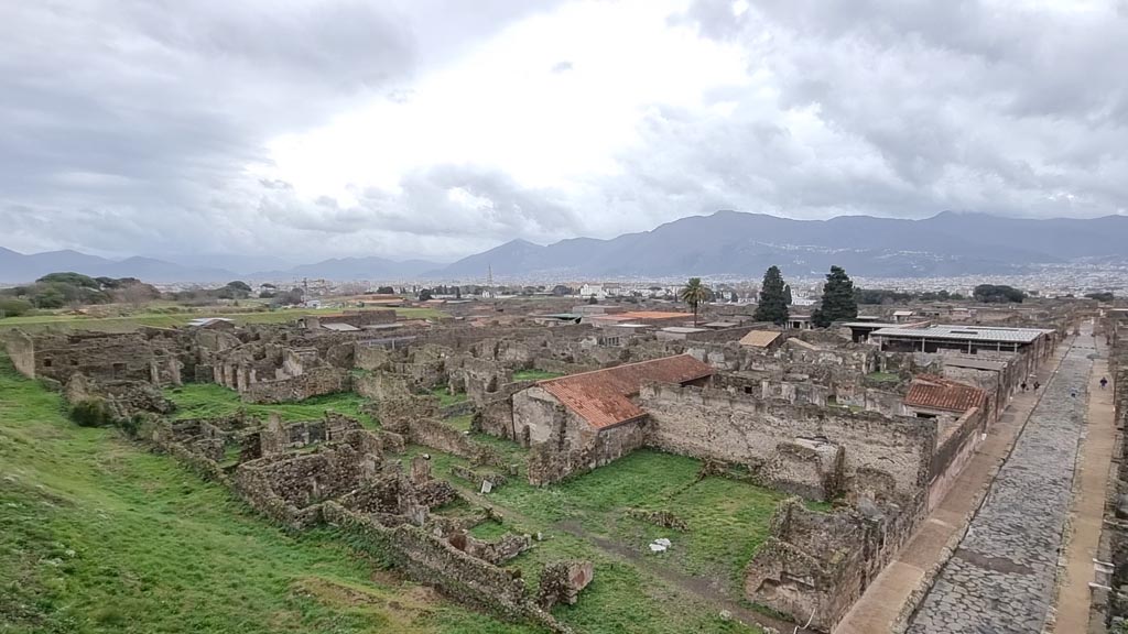 T11 Pompeii. Tower XI. January 2023.
Looking south-east from Tower XI, with VI.9.1 in lower centre, on east side of Via Mercurio. Photo courtesy of Miriam Colomer.