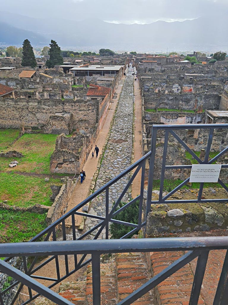 Tower XI, Pompeii. November 2023.
Looking south from upper floor along Via di Mercurio. Photo courtesy of Giuseppe Ciaramella.