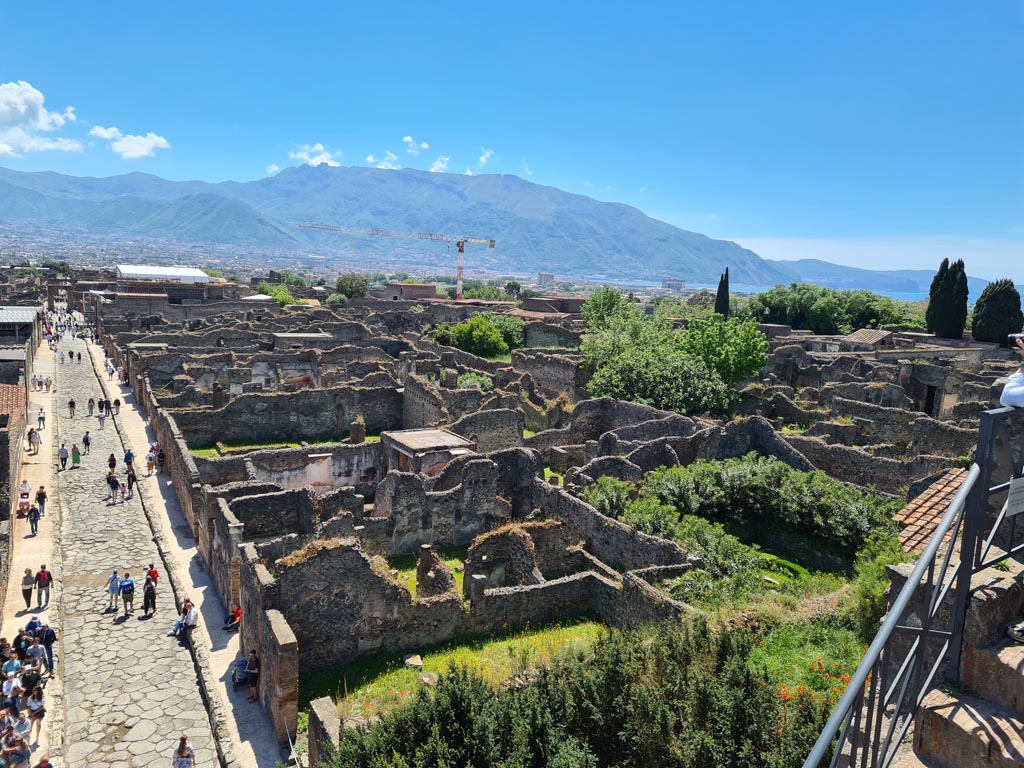 Tower XI, Pompeii. May 2024.
Looking south-west across VI.7 and VI.5 towards Sorrentine peninsula, from upper floor. Photo courtesy of Klaus Heese.