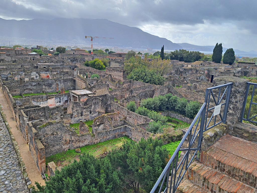 Tower XI, Pompeii. November 2023.
Looking south-west across VI.7 and VI.5 towards Sorrentine peninsula, from upper floor. Photo courtesy of Giuseppe Ciaramella.