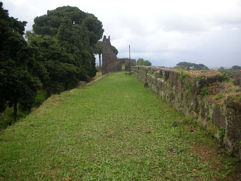 Tower XI, Pompeii. May 2010.
Looking east from doorway on middle floor of Tower along top of City Wall towards Tower X. Photo courtesy of Ivo van der Graaff.