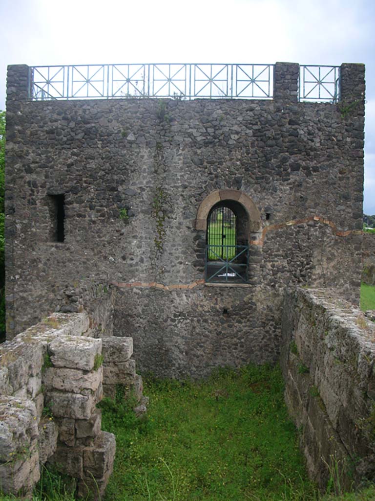 Tower XI, Pompeii. May 2010.
Looking east towards doorway on west side of middle room in Tower. Photo courtesy of Ivo van der Graaff.