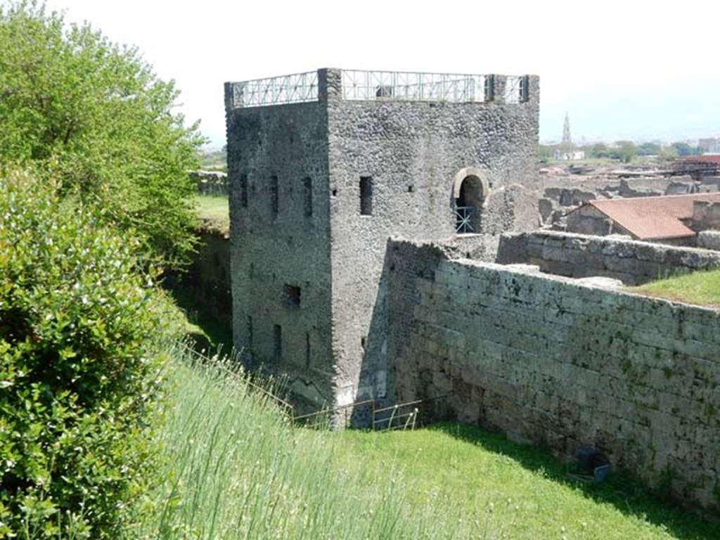T11 Pompeii. Tower XI. May 2015. Looking south-east across inner and outer walls.
Photo courtesy of Buzz Ferebee.