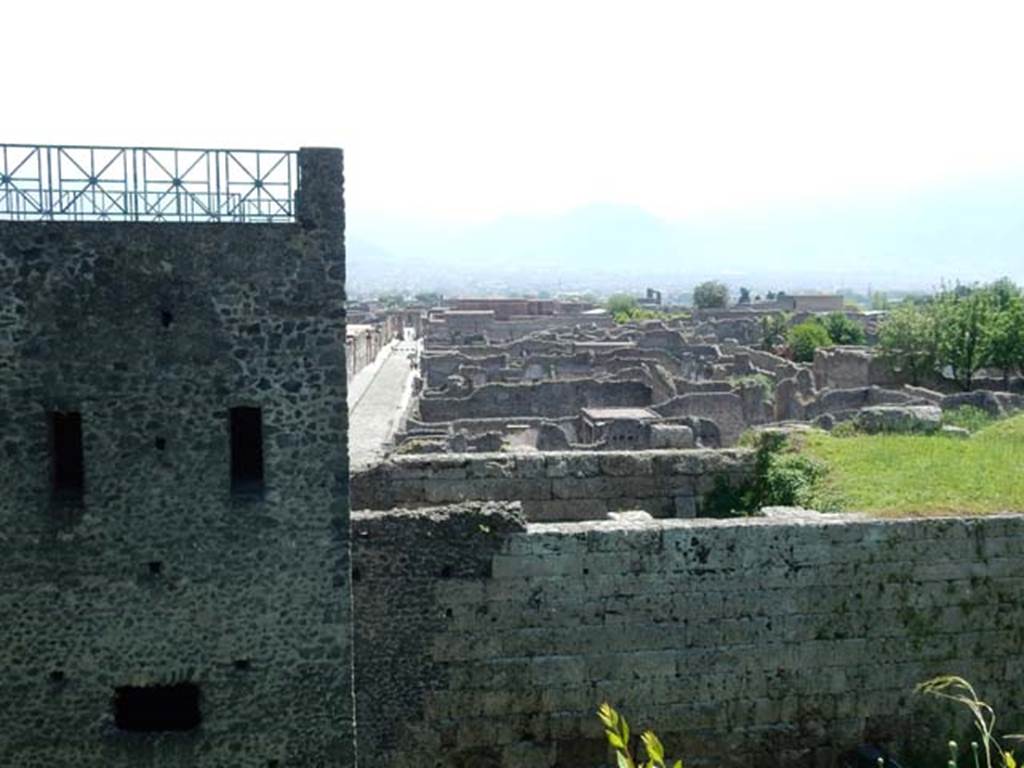 T11 Pompeii. Tower XI. May 2015. North side. Looking south showing inner and outer walls. Photo courtesy of Buzz Ferebee.
