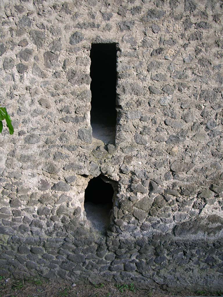 Tower XI, Pompeii. May 2010.
Detail of arrow slit windows in north wall at east end. Photo courtesy of Ivo van der Graaff.