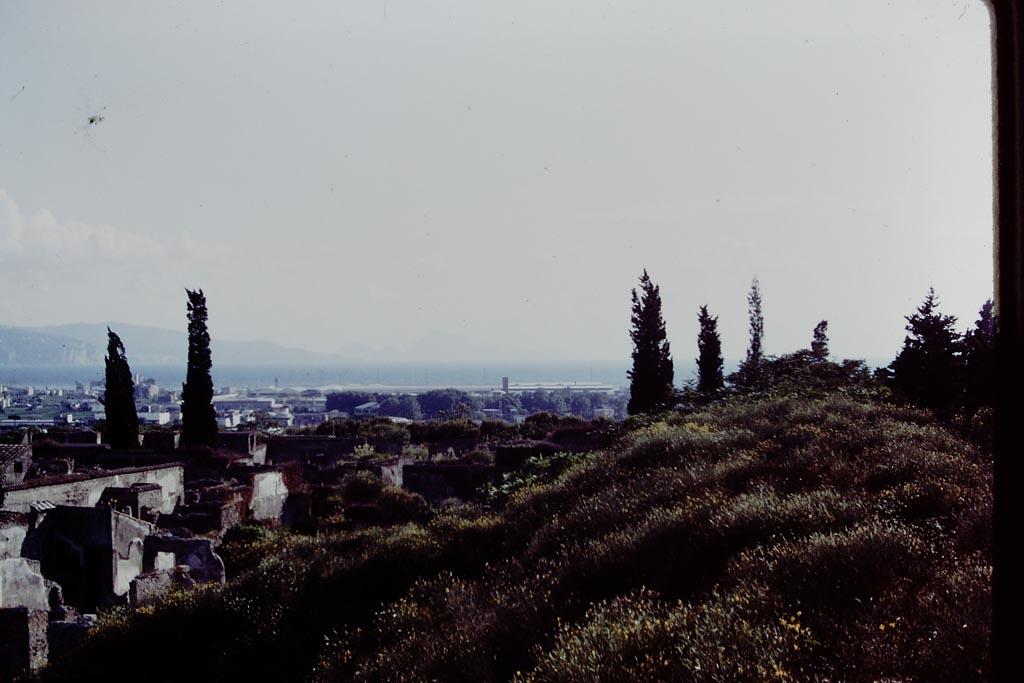 T11 Pompeii. Tower XI. 1978. Looking west towards the sea, and modern coastline. Photo by Stanley A. Jashemski.
Source: The Wilhelmina and Stanley A. Jashemski archive in the University of Maryland Library, Special Collections (See collection page) and made available under the Creative Commons Attribution-Non-Commercial License v.4. See Licence and use details.
J78f0199