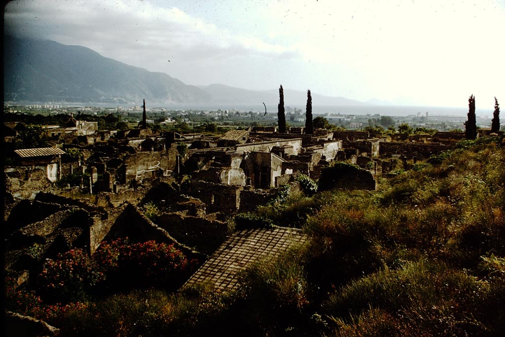 Via di Mercurio. 1959.
Looking south (west side) across VI.7 from Tower XI, towards the Sorrentine Peninsula. Photo by Stanley A. Jashemski.
Source: The Wilhelmina and Stanley A. Jashemski archive in the University of Maryland Library, Special Collections (See collection page) and made available under the Creative Commons Attribution-Non-Commercial License v.4. See Licence and use details.
J59f0584