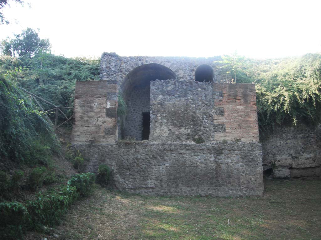 Tower II Pompeii, on south side of City. May 2011. Looking north. Photo courtesy of Ivo van der Graaff.
According to Van der Graaf –
“Tower II viewed from below.
Note that the terrain around the tower has been lowered significantly since antiquity.
One can access the postern only on the left by walking on unexcavated volcanic material.
The small vault on the right was covered with a stairway leading to the second floor.”
See Van der Graaf, I. (2018). The Fortifications of Pompeii and Ancient Italy. Routledge, (see Figure 3.14, on p.75)