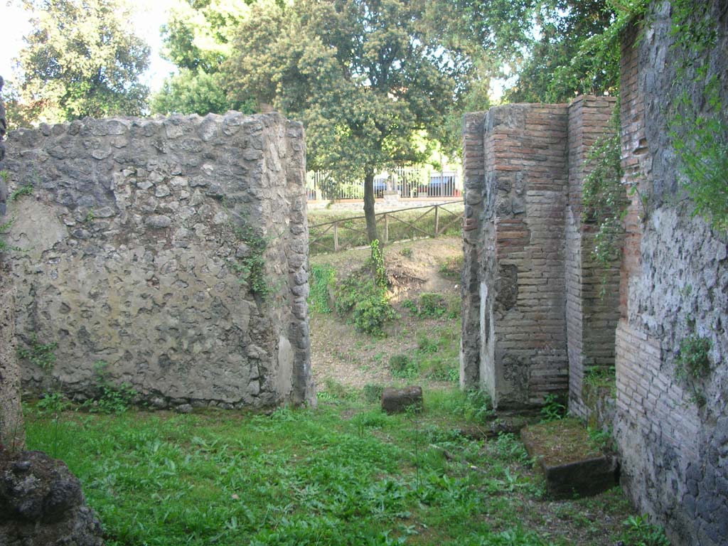 Tower II, Pompeii. May 2010. South wall of main vaulted room with doorway. Photo courtesy of Ivo van der Graaff.