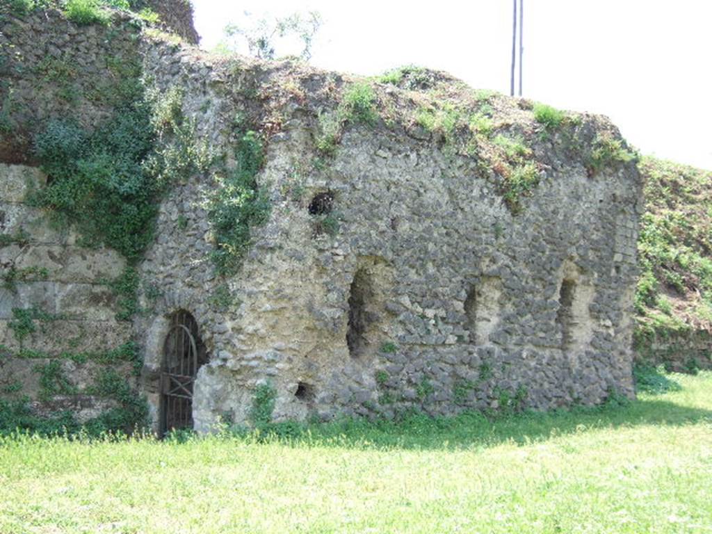 T7 Pompeii.  Tower VII. May 2006. East and north sides.