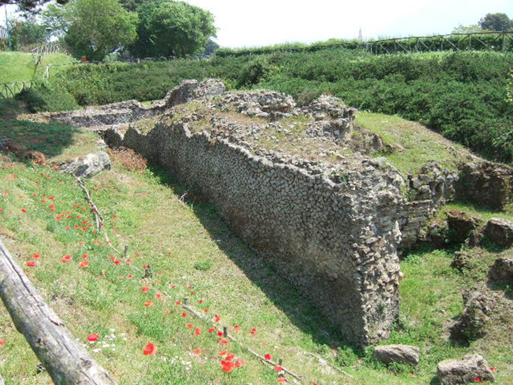 Tower IX, Pompeii. May 2006. Looking south-east from west side.
According to Van der Graaff –
“Despite these uncertainties, the majority of the opus incertum tracts surviving in the city walls probably represent post-siege repairs related to the battle and its immediate aftermath. …………………….. The remains at Tower IX point to a large post-Social War reconstruction effort, including the full reconstruction of the building and 20 metres of adjacent western curtain wall.” (Note 20).
See Van der Graaf, I. (2018). The Fortifications of Pompeii and Ancient Italy. Routledge, (p.114 and Note 20).