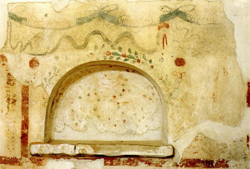 Scafati. Villa rustica in proprietà Rosa Buccino via Tenente Jorio. Piccolo larario in forma di nicchia semicircolare.
Vedi Conticello de' Spagnolis, M., 1994. Il Pons Sarni di Scafati e la via Nuceria-Pompeios, Soprintendenza Archeologica di Pompei Monografie, 08, p. 31, fig. 19.