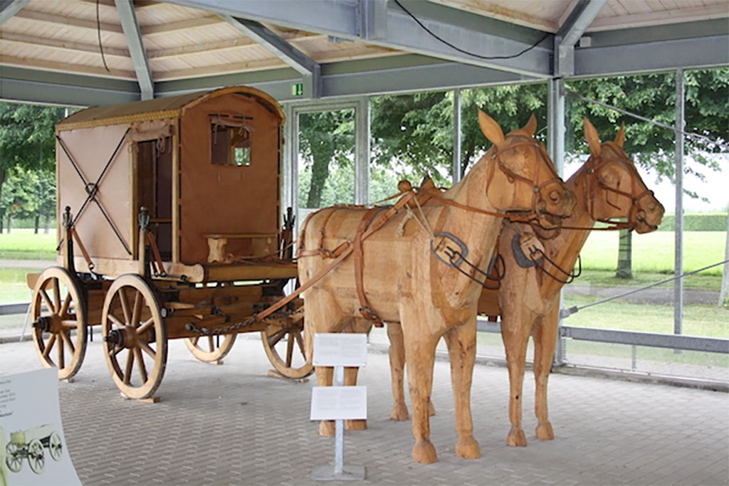 Ricostruzione di un esempio di carruca dormitoria (non proveniente da questa villa) nel Römisch-Germanische-Museum di Colonia.
Si tratta della ricostruzione di una carrozza da viaggio romana, a volte utilizzata per i viaggi notturni o più lunghi (da qui il nome di "dormitoria", vagone letto).
La carrozzeria è appesa a cinghie di cuoio, separate dalla struttura inferiore, per ammortizzare i passeggeri quando si viaggia su strade accidentate. Le pareti sono in pelle e il tetto in pelle è ricurvo.
Nell’ultimo periodo repubblicano, per i Romani più facoltosi il concetto di viaggio registrò una evoluzione. Molti usavano raggiungere i propri fondi rurali, le ville di campagna con azienda agricola, per controllarne l’andamento e soggiornarvi. Il viaggio poteva essere lungo, estendersi fino alla Campania. Da qui l’esigenza di un “veicolo” che consentisse di effettuare tappe e di fermarsi per dormire.