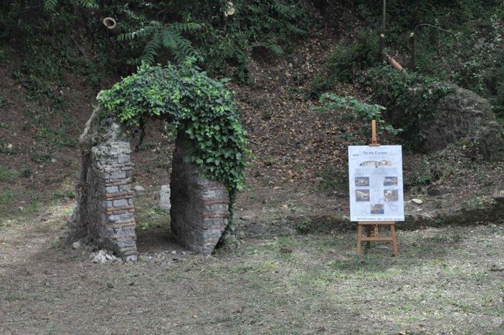 Villa della Pisanella, Boscoreale, May 2015. Remains of villa seen during special opening of the excavation “Maggio dei Monumenti”.
L'evento del Maggio dei Monumenti ha visto l'apertura straordinaria dello scavo della Pisanella.
See https://www.ecampania.it/napoli/cultura/boscoreale-successo-pubblico-colori-novus-ager