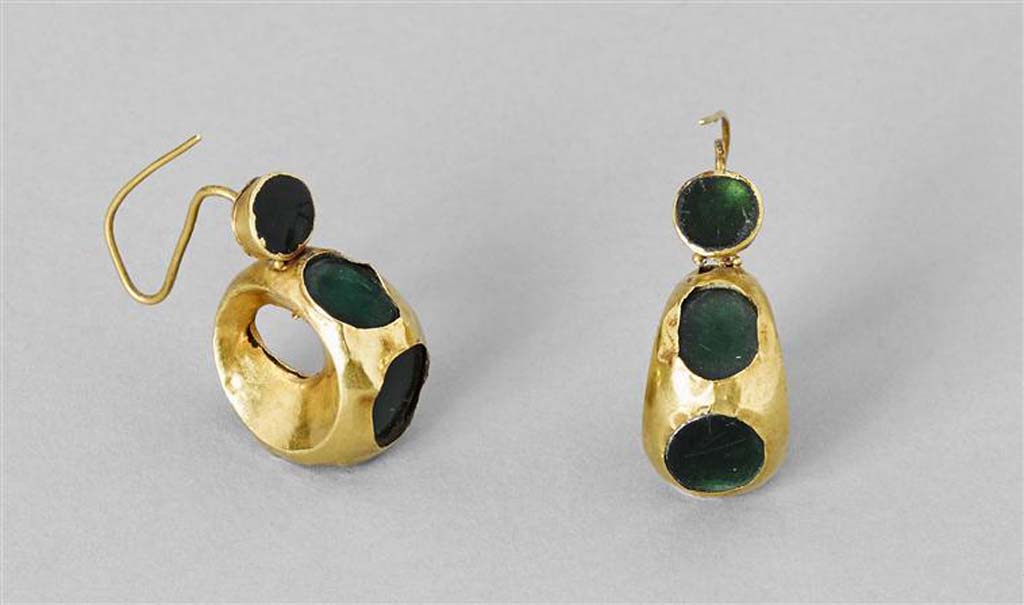 Villa della Pisanella, Boscoreale. Gold earrings with green (glass according to Louvre) inserts.
Now in the Louvre. Inventory numbers BJ408 and BJ409. Photo (C) RMN-Grand Palais (musée du Louvre)/Tony Querrec.