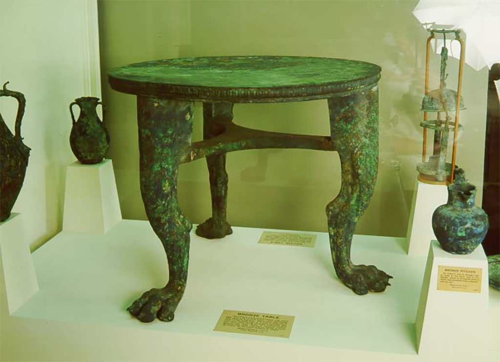Villa della Pisanella, Boscoreale. Torcularium. Bronze circular table, with three legs with triangular partition and other bronze items.
Photo © Field Museum of Natural History - CC BY-NC.
Now in the Boston Field Museum, inventory number 24407. See in Field Museum