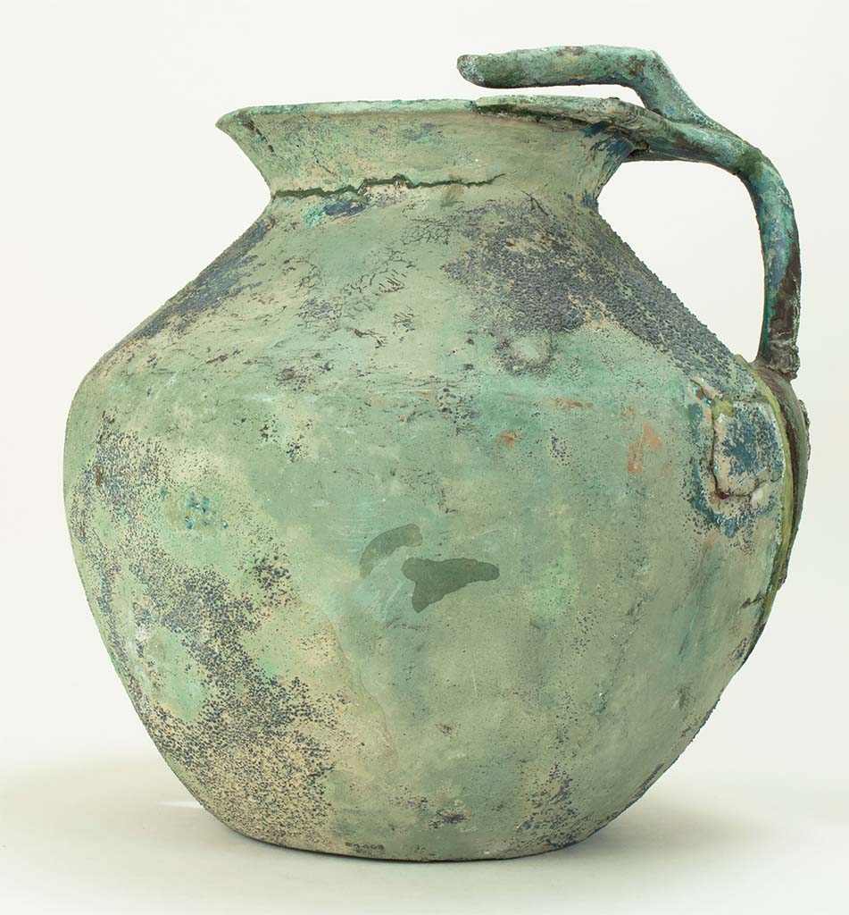 Villa della Pisanella, Boscoreale. 2017. Torcularium. Bronze vase or measure with round body, truncated cone and with handles welded to the brim and the middle of the body. The Boston Museum card says: An infant’s face is brought out in relief at the lower end of the handle, which is decorated with a heron and provided with a thumb rest on top.
Photo © Field Museum of Natural History - CC BY-NC.
Now in the Boston Field Museum, inventory number 24403. See in Field Museum