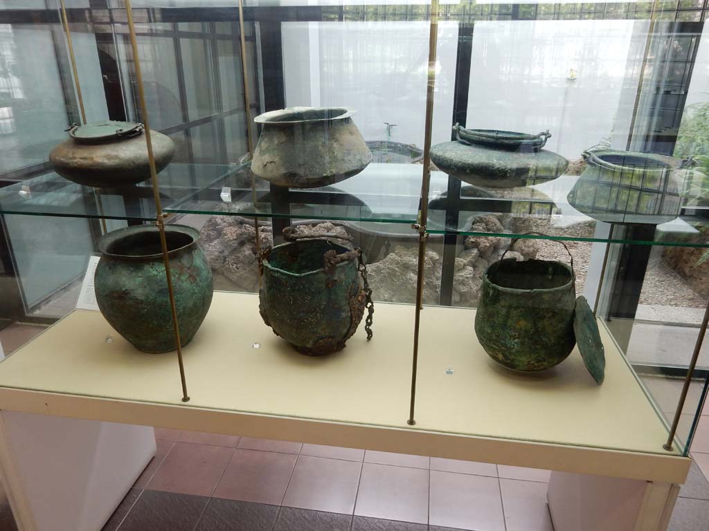 Villa della Pisanella, Boscoreale. May 2018. Seven bronze kitchen domestic items found.
Now in Boscoreale Antiquarium. Photo courtesy of Buzz Ferebee.