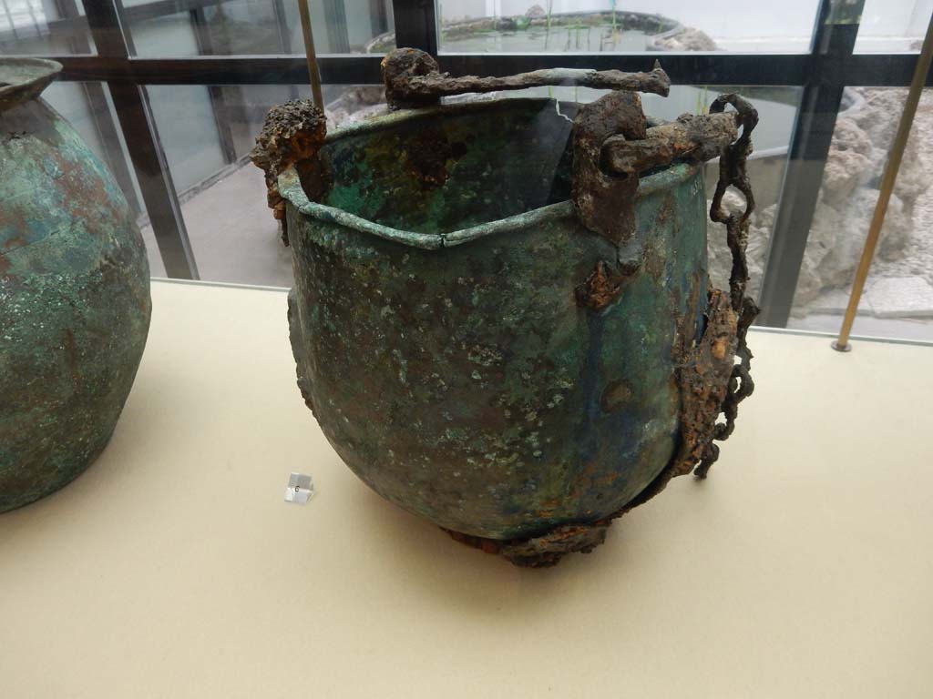 Villa della Pisanella, Boscoreale. May 2018. Secchia in bronzo. Bronze bucket.
Photo courtesy of Buzz Ferebee.