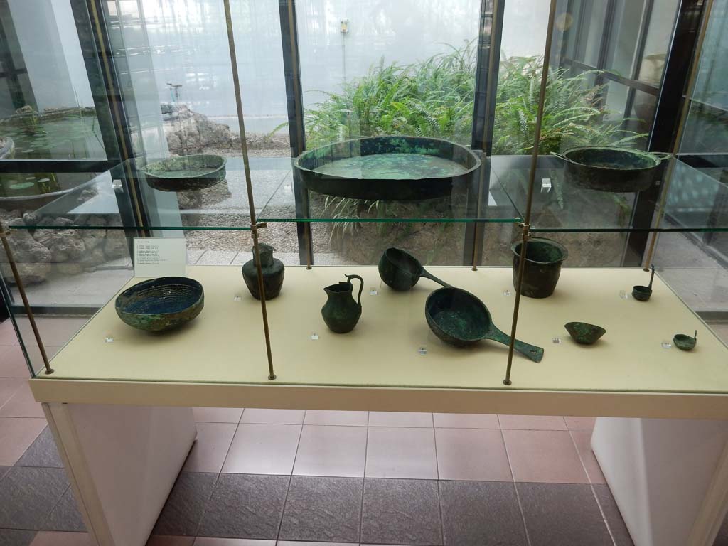 Villa della Pisanella, Boscoreale. May 2018. 12 bronze items found in the villa.
Now in Boscoreale Antiquarium. Photo courtesy of Buzz Ferebee.