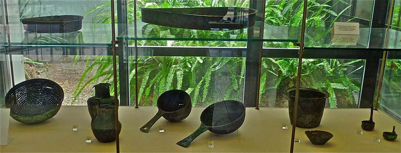 Villa della Pisanella, Boscoreale. July 2010. Detail of 12 bronze items (one is temporarily removed) found in the villa.
Now in Boscoreale Antiquarium. Photo courtesy of Michael Binns.