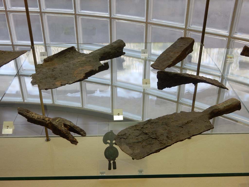 Villa della Pisanella, Boscoreale. May 2018. Boscoreale Antiquarium. Attrezzi di ferro. Iron tools.
3: Pala. Shovel.
4: Scalpello. Chisel.
5: Accetta. Hatchet.
6: Accetta. Hatchet.
7: Leva. Lever.
Photo courtesy of Buzz Ferebee.
