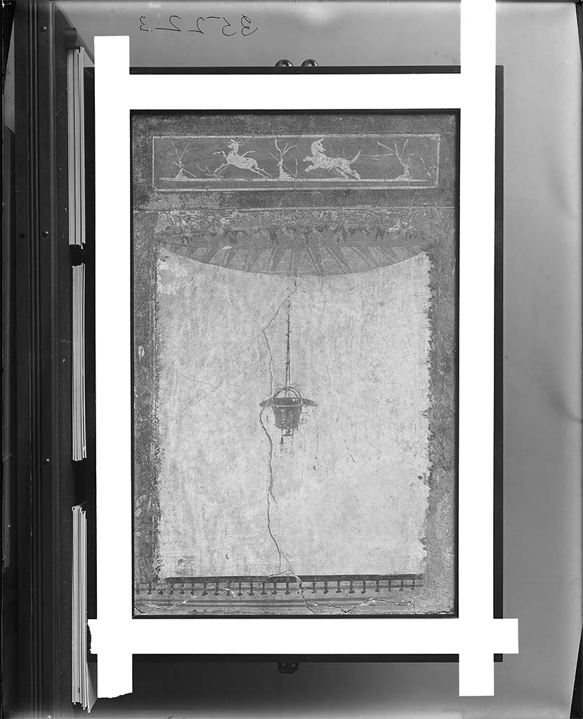 Villa della Pisanella, Boscoreale. Fresco fragment. Decorative compartment with border and top piece.
Compartment is a room enclosed by a four sided frame or border.
Suspended vase in middle. Rosette and leaves partially visible.
Photo © Field Museum of Natural History - CC BY-NC.
Now in the Field Museum, part of inventory number 24652. See in Field Museum